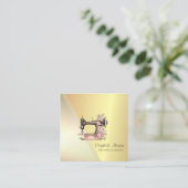 モダンスタイリッシュプロフェッショナル幾何金ゴールド スクエア名刺 (スタンド正面)