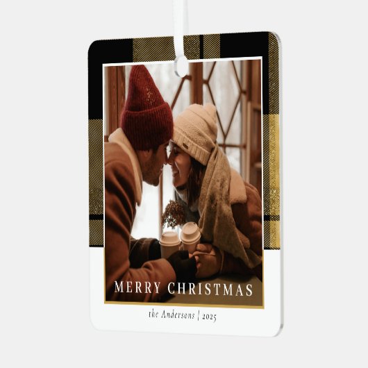 モダンスタイリッシュ金ゴールドプレイドのクリスマスカップルの写真 メタルオーナメント (正面左)