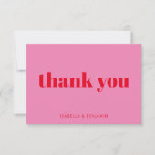 モダンタイポグラフィはっきりしたピンクと赤のカスタムウェディング サンキューカード (正面)