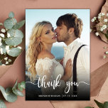 モダンタイポグラフィオーバーレイスクリプト結婚の写真 サンキューカード<br><div class="desc">モダンエレガントシンプル手でレタ結婚ーした写真サンキューカード。スタイリッシュモダン結婚感謝していは、写真上の白い手書きタイポグラフィスクリプトフォントにオーバーレイ文字「ありがとう」と前面に完全な垂直の写真を搭載したテンプレートをハガキ。メッセージと名前をカスタムするを感謝していパーソナライズする。ノートもしを手書きしたい場合は、サンプル文字を削除して宇宙を増やす。おもしし救済まは合わせ品連絡が欲しい！</div>