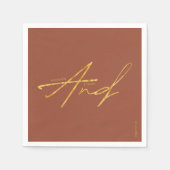 モダンタイポグラフィシンプルテラコッタ金ゴールド結婚ズ スタンダードカクテルナプキン (正面)