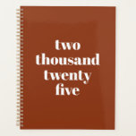 モダンタイポグラフィテラカスタムコッタ文字 プランナー手帳<br><div class="desc">ミニマルなテラコッタと白モダンタイポグラフィカスタム年、文字プランナー。完全にカスタマイズ可能なスタイリッシュホワイトセリフ文字、テラコッタの平無地のらな背景。名前パーソナライズされたやイニシャル、モノグラム、年などで、または文字や無地の黒い色を削除し離れても無地の可能である。</div>
