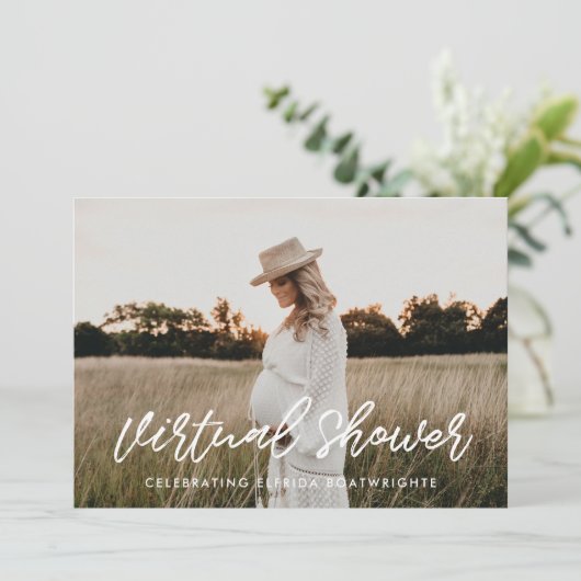 モダンタイポグラフィバーチャル赤ちゃんシャワー写真 招待状 (スタンド正面)