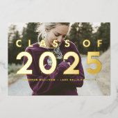 モダンタイポグラフィフォトオーバーレイ卒業金ゴールド 箔招待状 (正面)