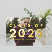 モダンタイポグラフィフォトオーバーレイ卒業金ゴールド 箔招待状 (立ち正面)