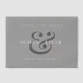 モダンタイポグラフィブラック結婚のデ救ザイト・オーバーレイ ベラム紙招待状 (正面)