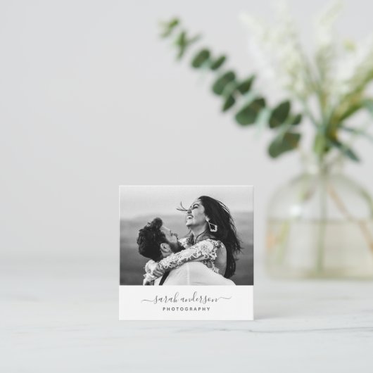 モダンタイポグラフィ写ミニマル真 スクエア名刺 (スタンド正面)