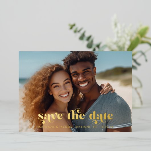 モダンタイポグラフィ写真の保存日付 箔招待状 (立ち正面)