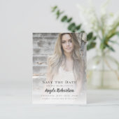 モダンタイポグラフィ写真の卒業日を保存 インビテーションポストカード (スタンド正面)