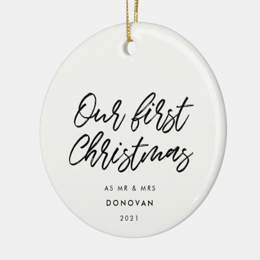 モダンタイポグラフィ初めてのクリスマス結婚の写真 セラミックオーナメント (左)