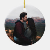 モダンタイポグラフィ初めてのクリスマス結婚の写真 セラミックオーナメント (裏面)