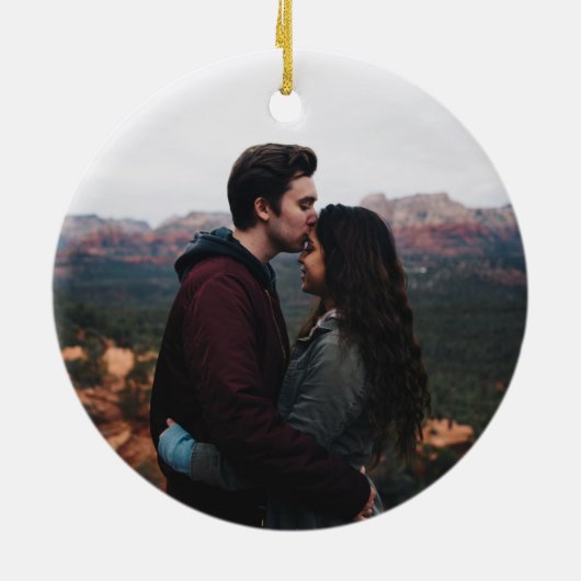 モダンタイポグラフィ初めてのクリスマス結婚の写真 セラミックオーナメント (裏面)