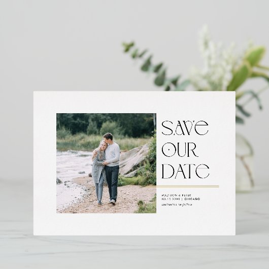 モダンタイポグラフィ日付の正方形の写真を保存 箔招待状 (立ち正面)