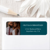 モダンタイポグラフィ深いティール(緑がかった色)フォト差出人住所 ラベル (インサイチュ)