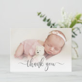 モダンタイポグラフィ生まれたばかりのベビー写真 サンキューカード (スタンド正面)