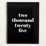 モダンタイポグラフィ白黒カスタム年文字 プランナー手帳<br><div class="desc">ミニマル黒白モダンタイポグラフィカスタム年、文字プランナー。完全にカスタマイズ可能なスタイリッシュホワイトセリフの文字、黒い無地のプレーンな背景。名前パーソナライズされたやイニシャル、モノグラム、年などで、または文字や無地の黒い色を削除し離れても無地の可能である。</div>