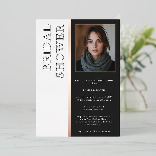 モダンタイポグラフィ白黒フォトブライダルシャワー 箔招待状 (立ち正面)