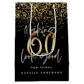 モダンタイポグラフィ金ゴールドグリッターシック60th誕生日 ミディアムペーパーバッグ (裏面)