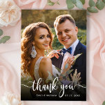 モダンタイポグラフィ2写真結婚のサンキューカード サンキューカード<br><div class="desc">モダンタイポグラフィ結婚の2枚の写真サンキューカード。ミニマエレガントリストのYOUテンプレートは前面にフルの縦写真を映し出しスタイリッシュて結婚、手書きの書道のスワッシュテールのスクリプトのフォントを写真上で白でオーバーレイ"ありがとう"文字と。背面で1枚の写真とメッセージ感謝していのテンプレート。自分の名前とメッセージ感謝していを自分の名前に合わせる。ノートもしを手書きしたい場合は、サンプル文字を削除して宇宙を増やす。おもしし救済まは合わせ品連絡が欲しい！</div>