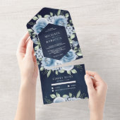 モダンダスティブルーフローラブーケネイビーブルー結婚ズ オールインワン招待状 (貼ってはがせる)