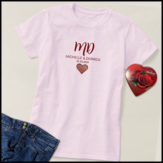 モダンチェリーレッドモノグラム夫婦名 Tシャツ