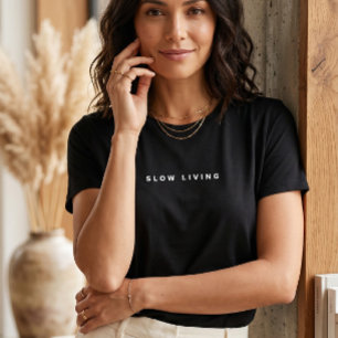 モダンチックなスローリビング タイポグラフィ レディースTシャツ Tシャツ