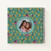 モダンティール（緑がかった色）クイーンビー&フラワーズモノグラフェミニンム ノートブック (裏面)