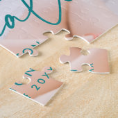 モダンティール(緑がかった色)スクリプト写真の卒業 ジグソーパズル (側面)