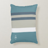 モダンティール(緑がかった色)ブルーとタンストライプのパーソナライズされた アクセントクッション (正面(垂直))