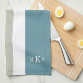 モダンティール(緑がかった色)ブルーとタンストライプのパーソナライズされた キッチンタオル (四つ折り)