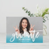 モダンティール（緑がかった色）ブルーブラシ付きスクリプト大学院写真 招待状 (スタンド正面)