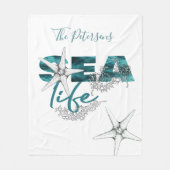 モダンティール（緑がかった色）ブルー海ライフタイポグラフィとお名前 フリースブランケット (正面)