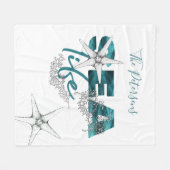 モダンティール（緑がかった色）ブルー海ライフタイポグラフィとお名前 フリースブランケット (正面(横))