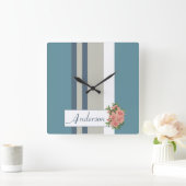 モダンティール(緑がかった色)ブルー・アンド・タン・ストライプのフローラ スクエア壁時計 (ホーム)