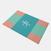 モダンティール(緑がかった色)・ブルー・コーラルピンクファミリーモノグラム ドアマット (アングル)