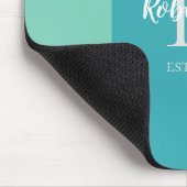 モダンティール(緑がかった色)・ブルー・コーラルピンクファミリーモノグラム マウスパッド (コーナー)