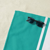 モダンティール（緑がかった色）ホワイトレーシングストライプズモノグラムのプール ビーチタオル (インサイチュ)