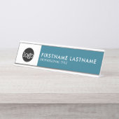 モダンティール（緑がかった色）青と白 – ロゴ、名前、タイトルの追加 デスクネームプレート (正面)