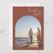 モダンテラコッタアーチイニシャル写真結婚の 招待状 (裏面)