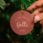 モダンテラコッタベビーの初めてのクリスマス写真 セラミックオーナメント<br><div class="desc">My First Christmtas:ベビーの画期的なオーナメントと写真、タイポグラフィとテラコッタモダンの背景を持つ。</div>