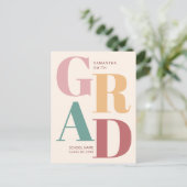 モダントレンディーカラフルタイポグラフィ卒業 インビテーションポストカード (スタンド正面)