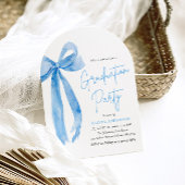 モダントレンディーブルーエレガントボウ卒業アーチ 招待状