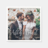 モダントレンディーホワイトスクリプトフォトオーバーレイ結婚ズ スタンダードカクテルナプキン (正面)