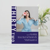 モダンネイビーブルー 32歳の誕生日写真招待状 招待状 (スタンド正面)