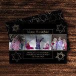モダンハヌカー金ゴールドWishful Star of David 3写真 シーズンカード<br><div class="desc">クラシックミニマル金ゴールドバー/バルミツワーとモダンHanukkah Star of Davidが背景に立ち向かって無地の、洗練されたデザインを生み出すエレガント。他のコーディネート色やマッチング製品については、JustFharryn @ Zazzle.comまたはデザイ連絡ザc/o Fharryn@yahoo.com All rights reserved.#zazzlemade #christmasdecor</div>
