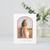 モダンバラピンクアーチシンプル写真卒業 インビテーションポストカード (スタンド正面)