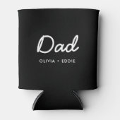 モダンパパ |キッズ名Father's Day Script Black 缶クーラー (正面)