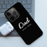 モダンパパ |キッズ名Father's Day Script Black iPhone 15 Proケース<br><div class="desc">黒い背景のミニマルなスタイルで手書きスクリプトタイポグラフィでスタイリッシュのシンプルカスタム、コンテンポラリーパパ引用文アートのデザインは、簡単にあなたの子供の名前や個人的なメッセージと一緒にモダン行うことができる手書きスクリプトの。彼の誕生日や父の日や単に彼の岩のためにあなたの特別なパパのための完璧な贈り物！</div>