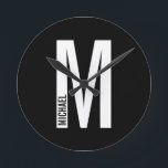 モダンパーソナライズされたはっきりした文章 ラウンド壁時計<br><div class="desc">モモダンノグラパーソナライズされたムデザインで、モノグラム文字「M」と名前がsans serifはっきりしたのモダンフォントスタイルで表されます。</div>