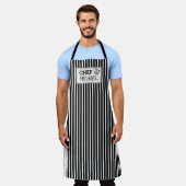 モダンパーソナライズされたカスタムシェフブラックストライプの エプロン (着用した状態)